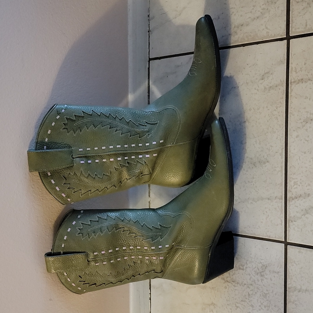 COWBOY BOOTS